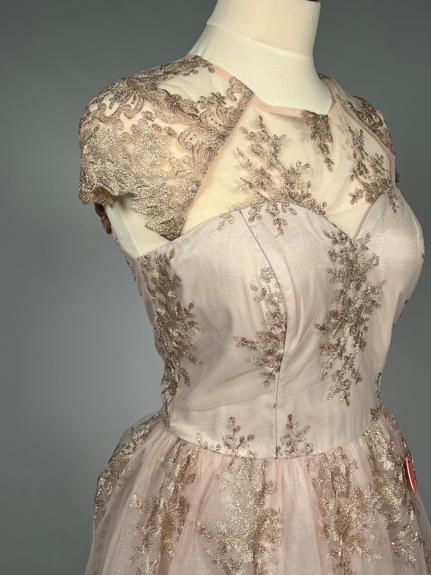 Elegante Poederroze Galajurk met Goudkleurig Borduursel