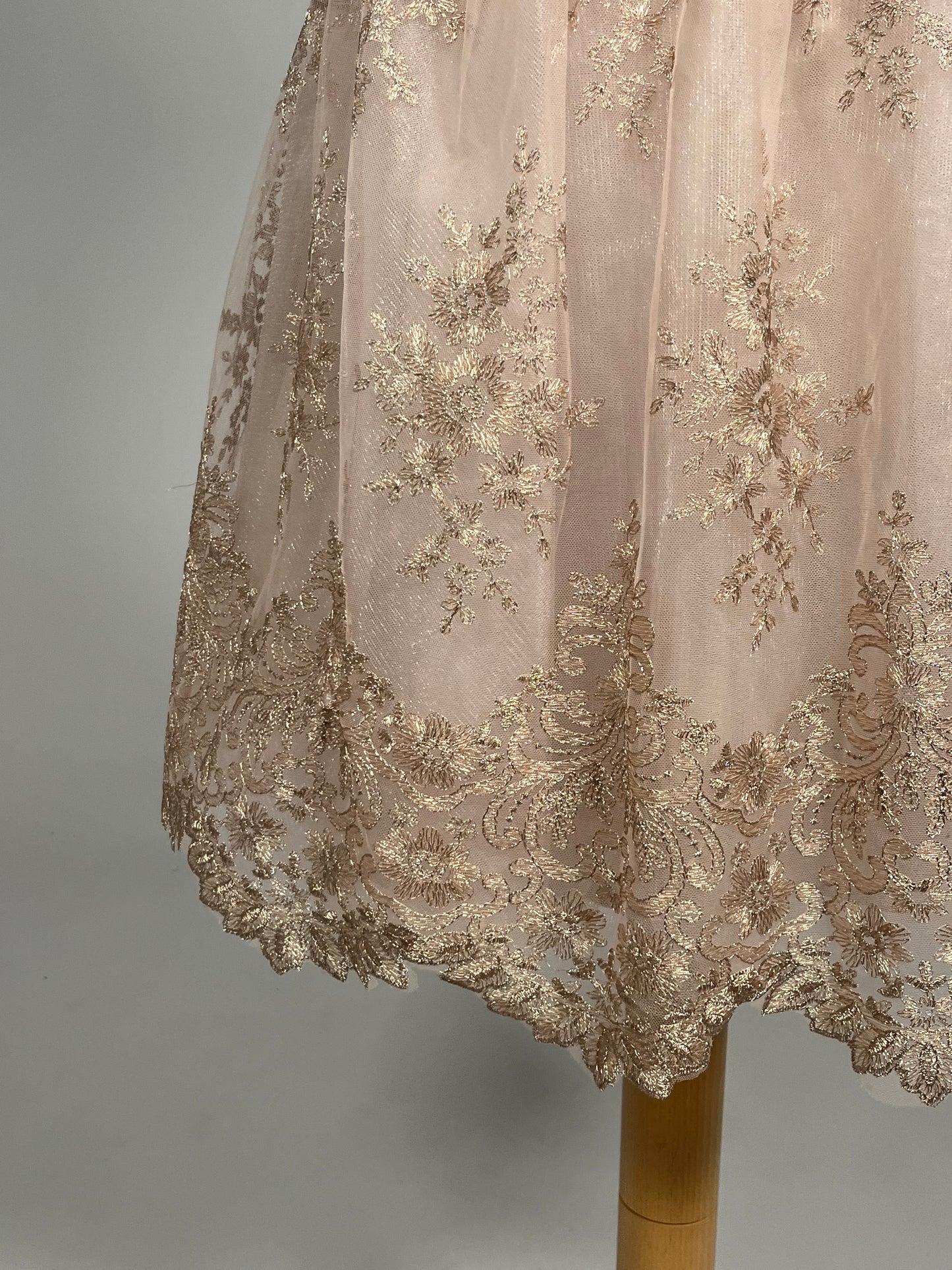 Elegante Poederroze Galajurk met Goudkleurig Borduursel