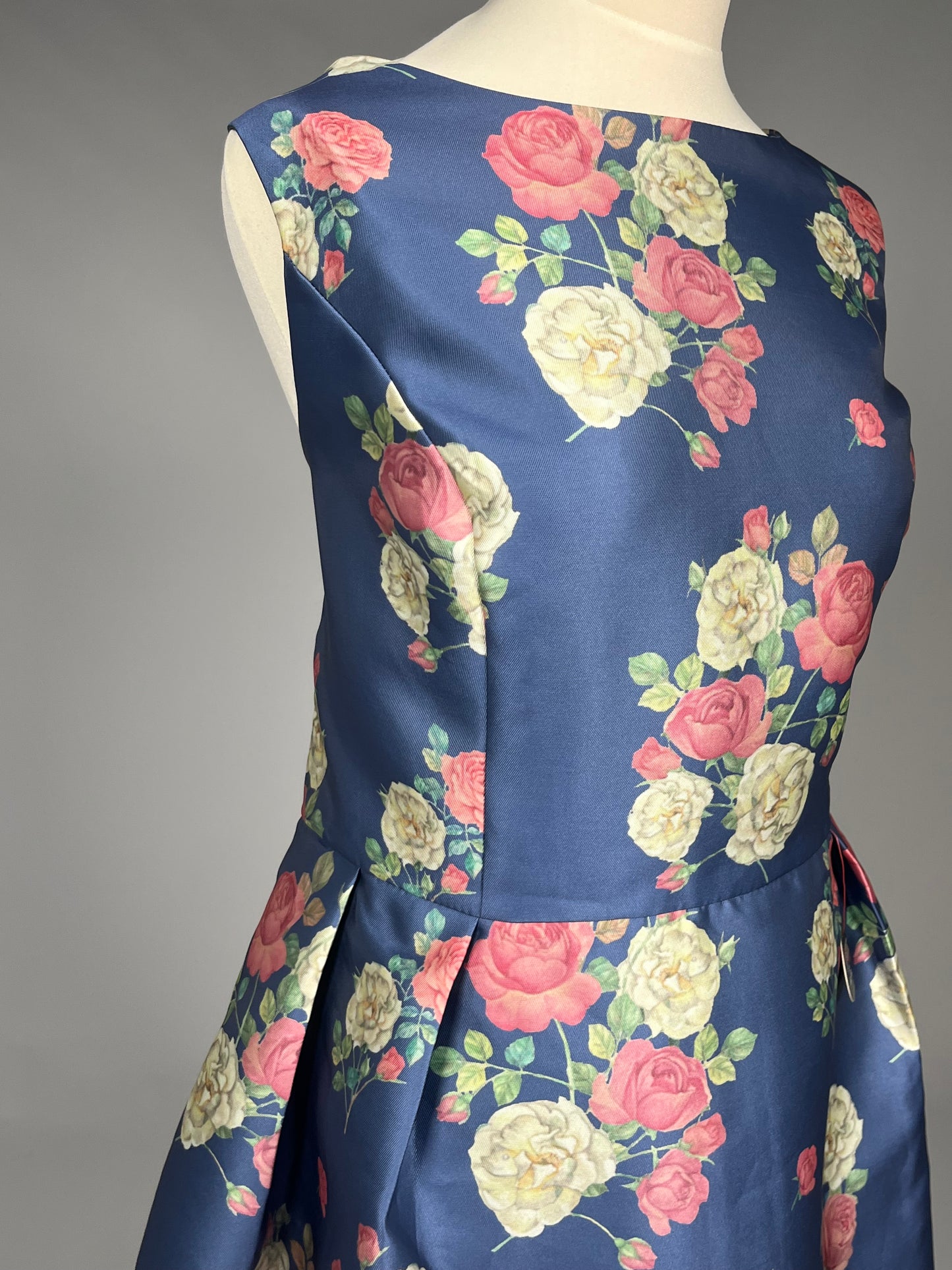 Elegante Donkerblauwe Bloemenjurk met Rozendessin - Maat 52 - 267