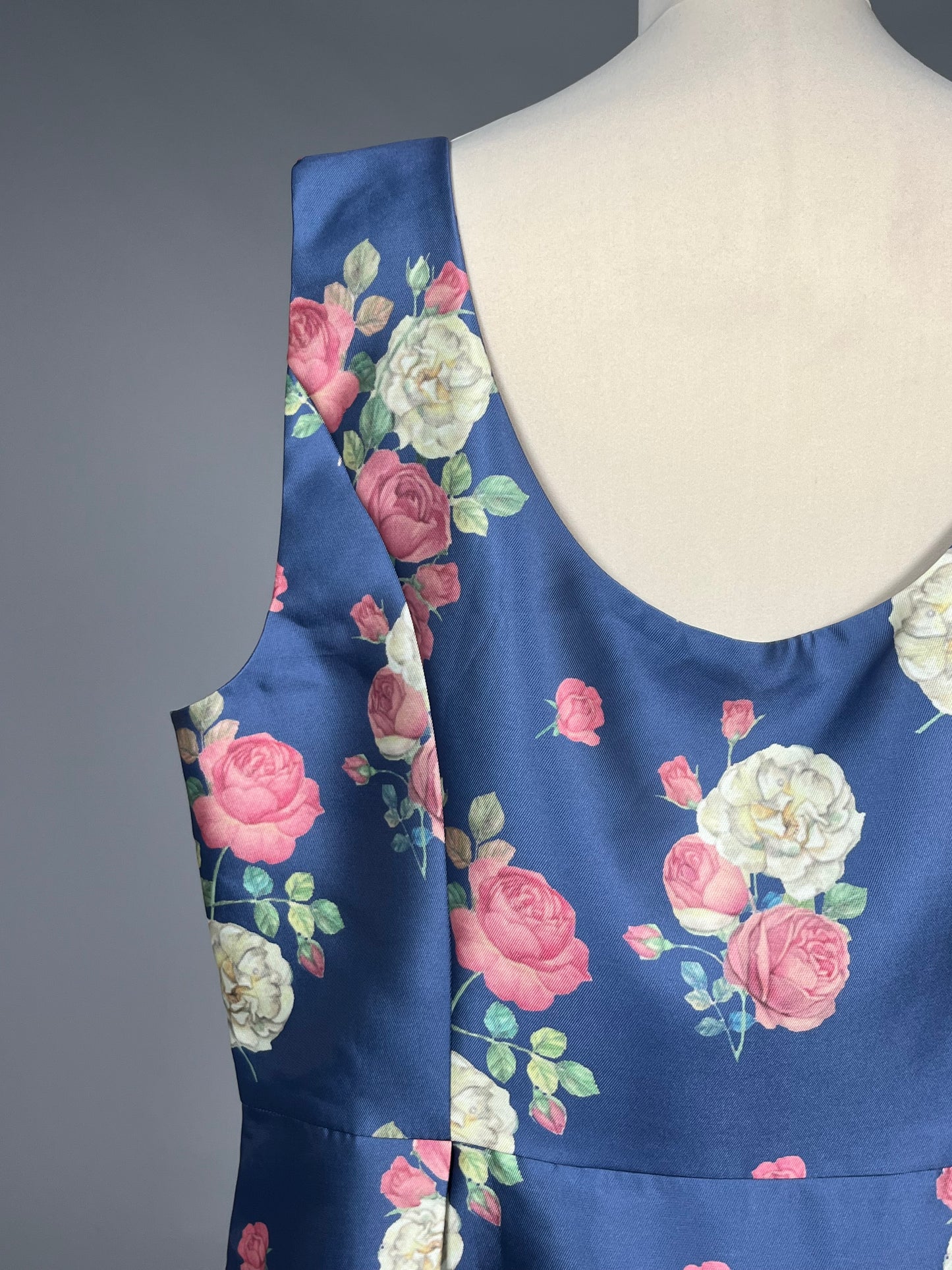 Elegante Donkerblauwe Bloemenjurk met Rozendessin - Maat 52 - 267
