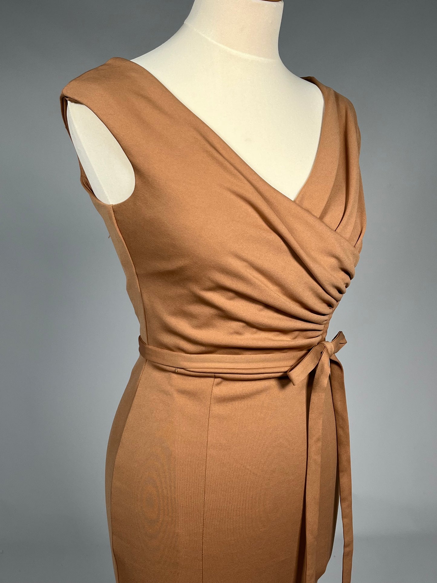 Elegante Cognackleurige Galajurk met Drapering