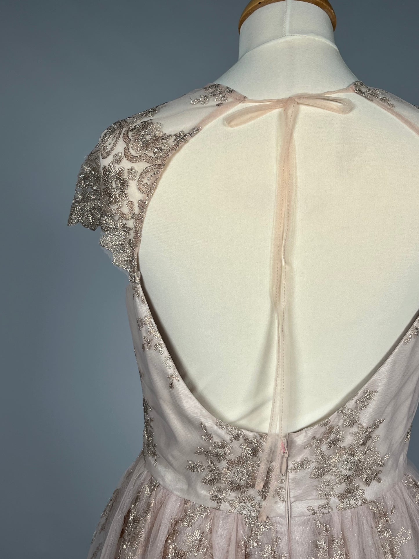 Elegante Poederroze Galajurk met Goudkleurig Borduursel