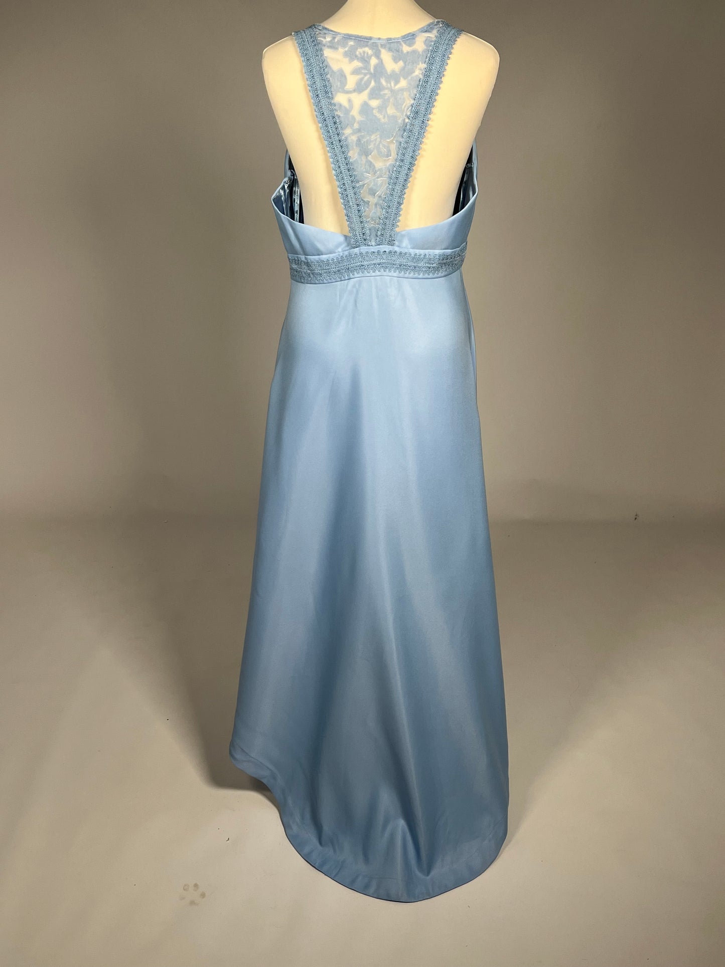 Elegante Lichtblauwe High-Low Jurk met Kant - Chi Chi London - Maat 44 (UK 16)