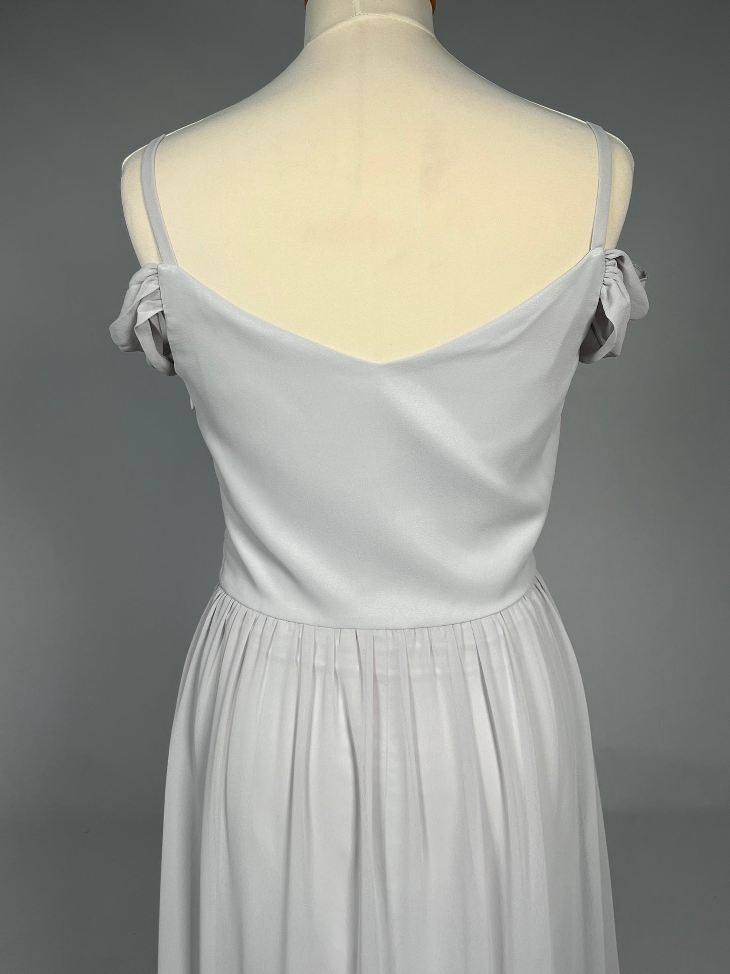 Elegante Lichtgrijze Galajurk met Schouderdetails - Chi Chi London - Maat 38
