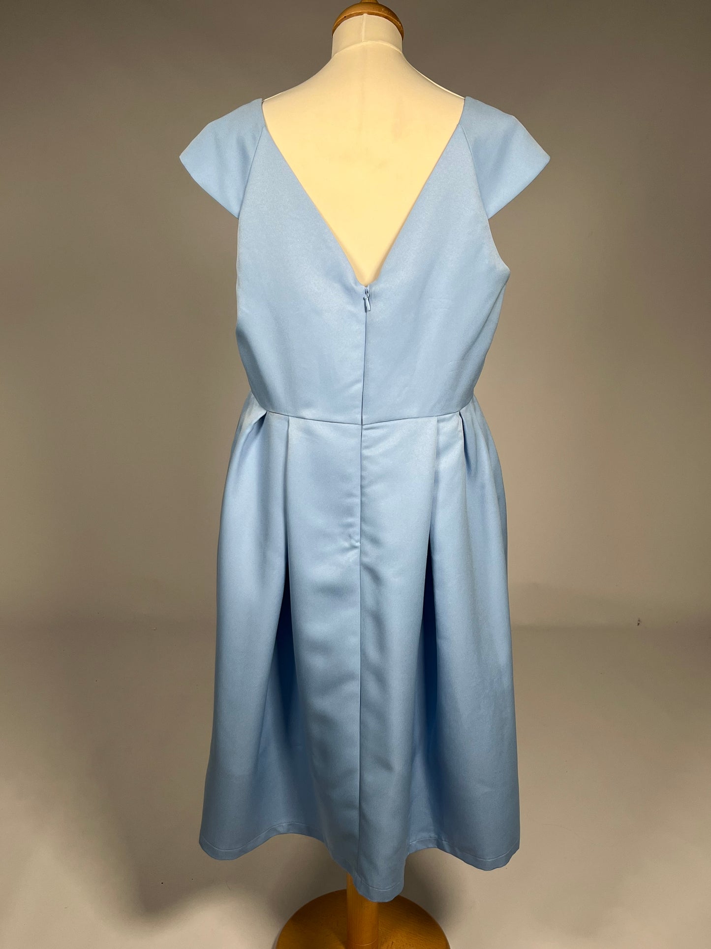 Elegante Lichtblauwe Galajurk met V-hals - Maat XLUK18
