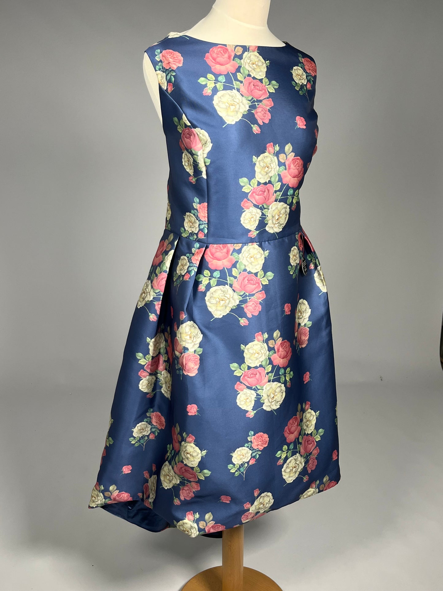 Elegante Donkerblauwe Bloemenjurk met Rozendessin - Maat 52 - 267