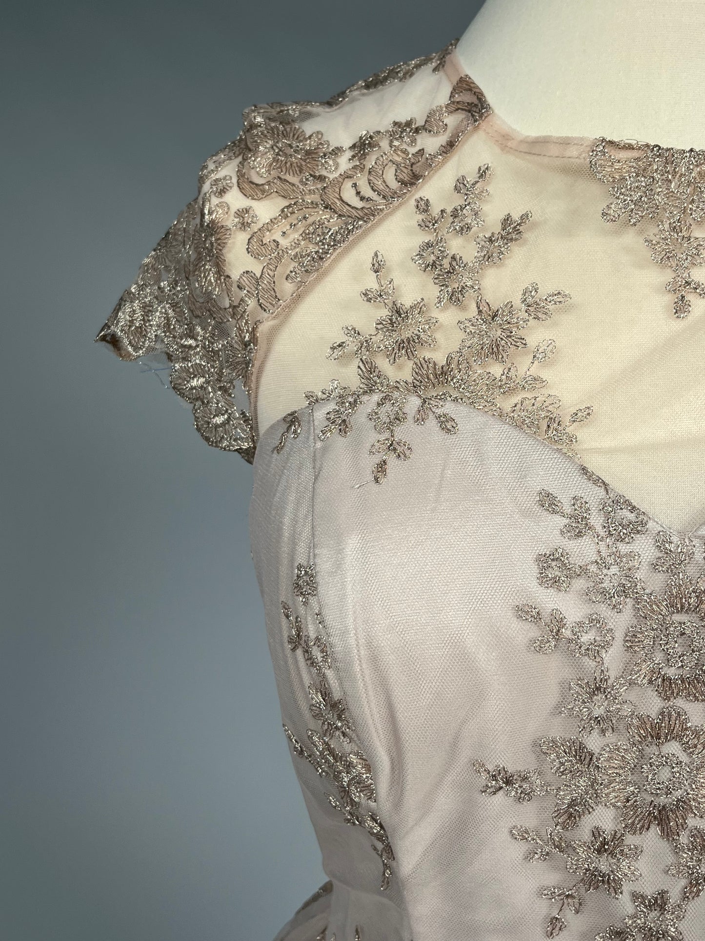 Elegante Poederroze Galajurk met Goudkleurig Borduursel