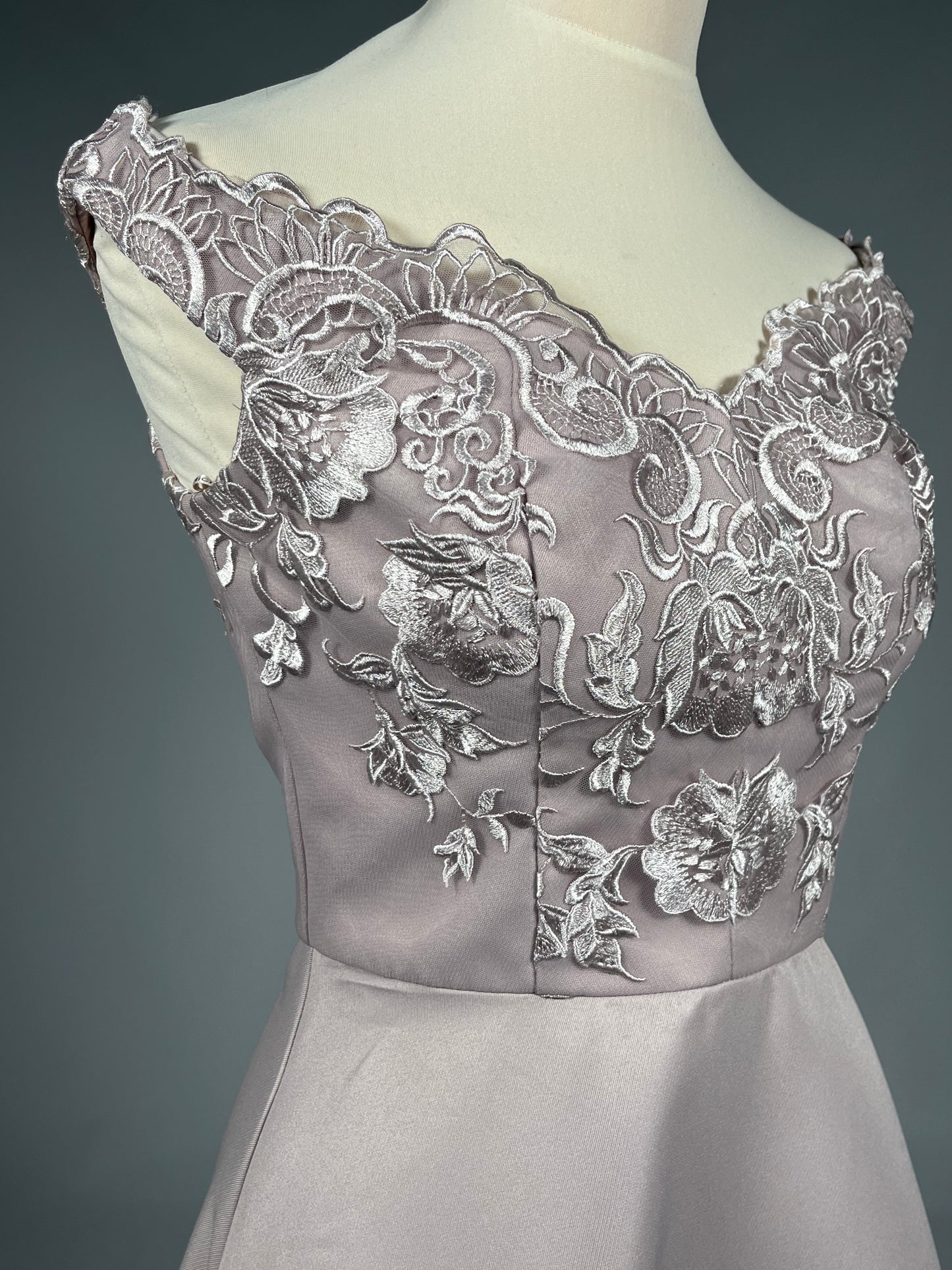 Elegante Poederroze Galajurk met Kant - Maat S UK 10
