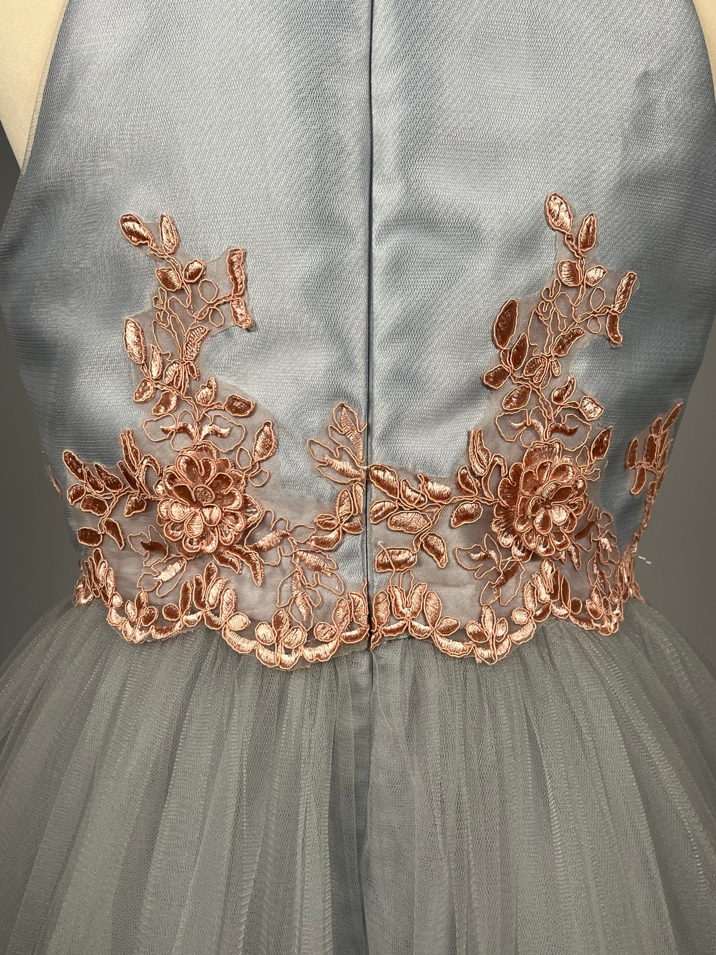 Elegante Grijsblauwe Galajurk met Roségouden Borduursel