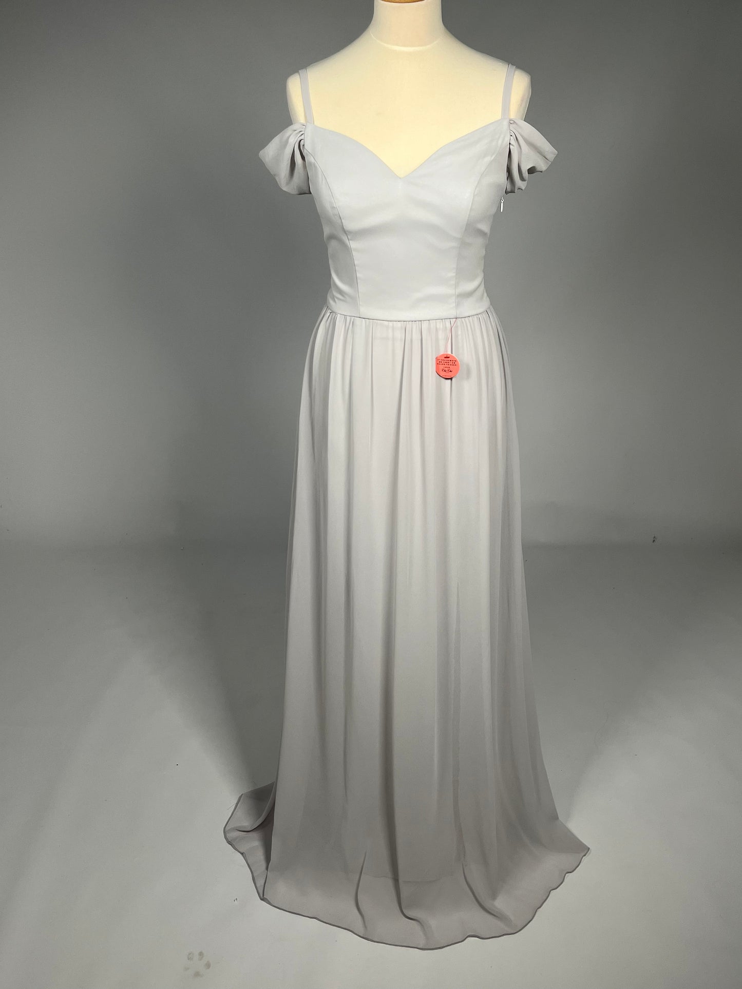 Elegante Lichtgrijze Galajurk met Schouderdetails - Chi Chi London - Maat 38