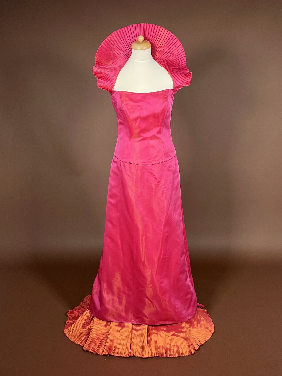 018 Fuchsia Statement Jurk met Waaierkraag