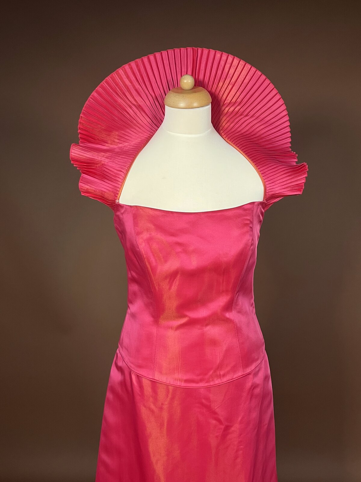 018 Fuchsia Statement Jurk met Waaierkraag