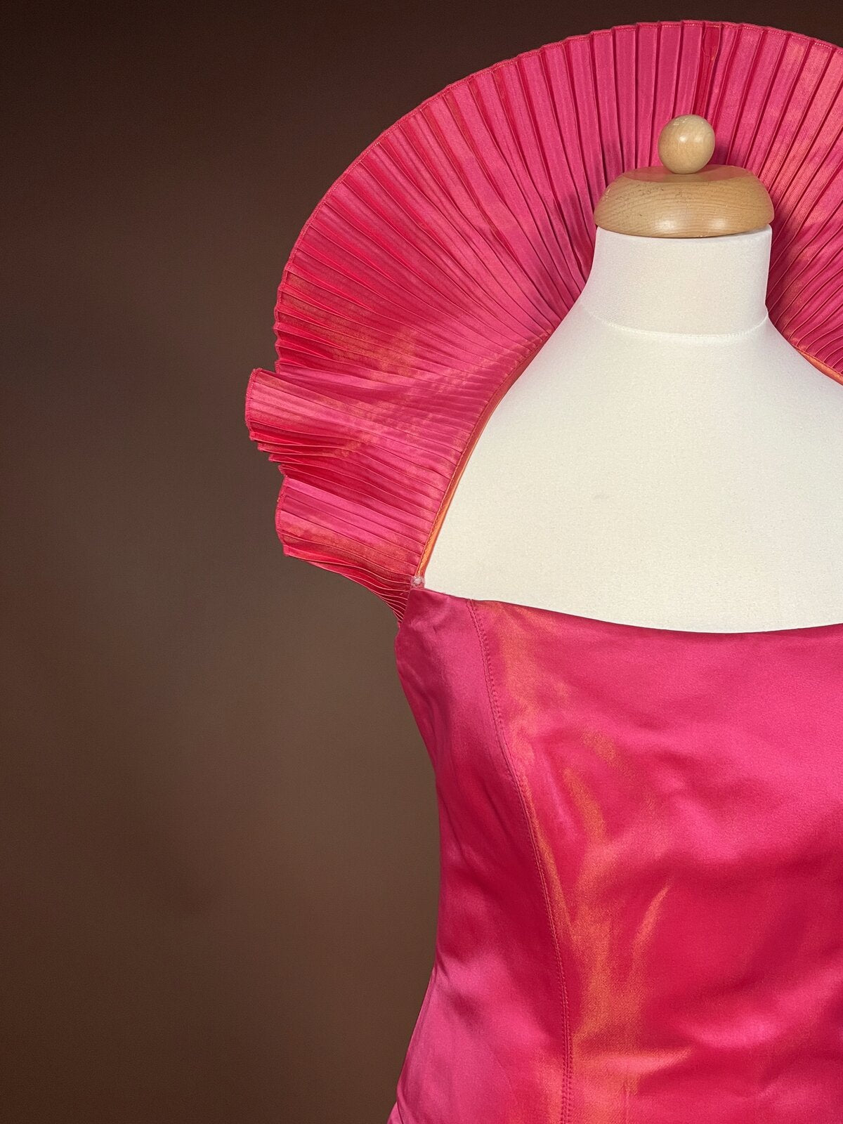 018 Fuchsia Statement Jurk met Waaierkraag