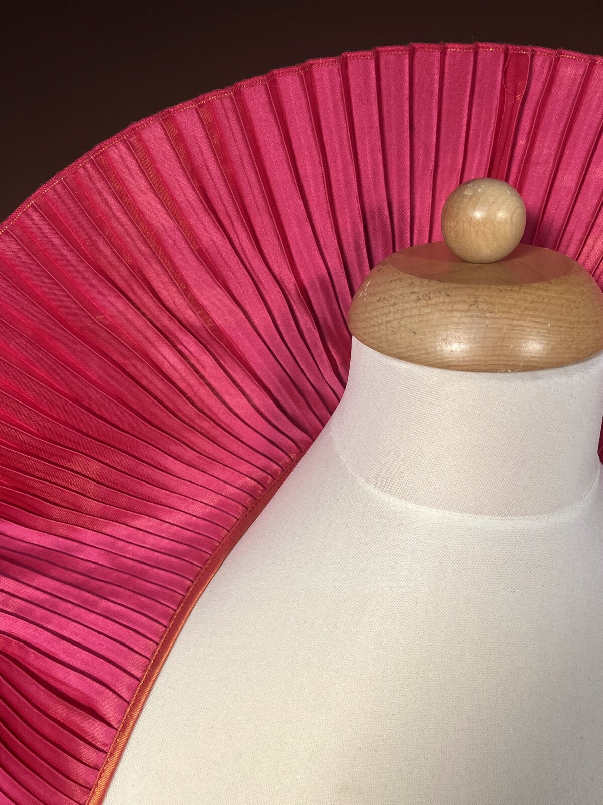 018 Fuchsia Statement Jurk met Waaierkraag