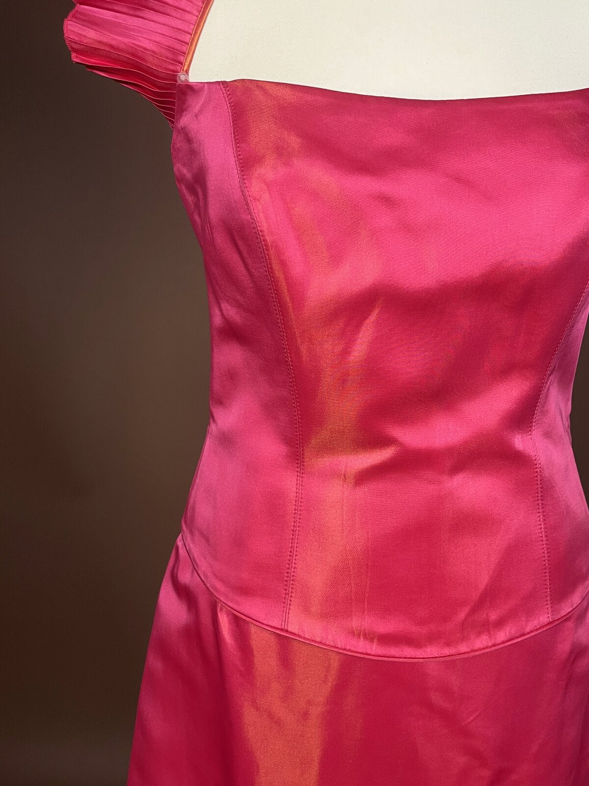 018 Fuchsia Statement Jurk met Waaierkraag