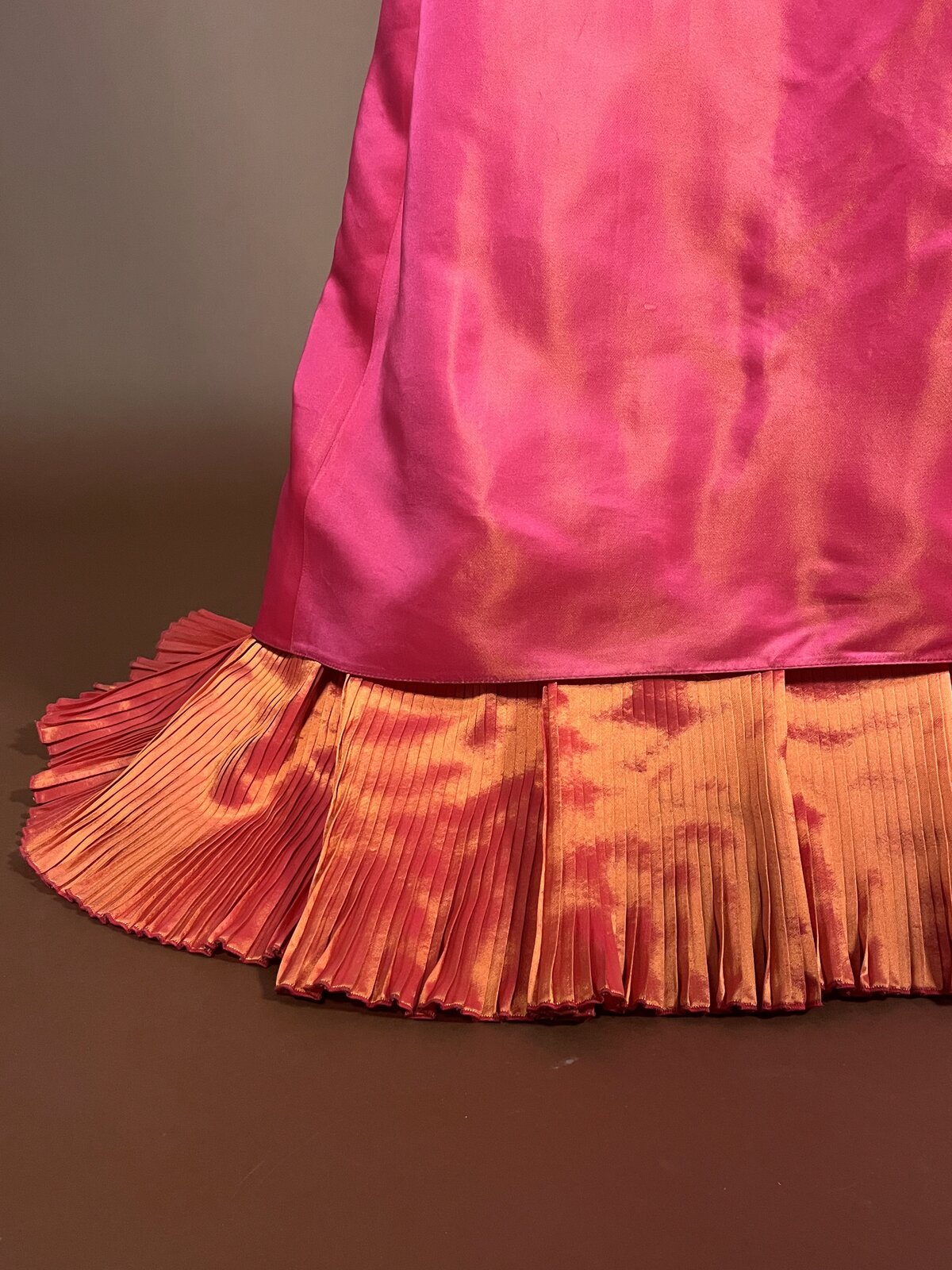 018 Fuchsia Statement Jurk met Waaierkraag
