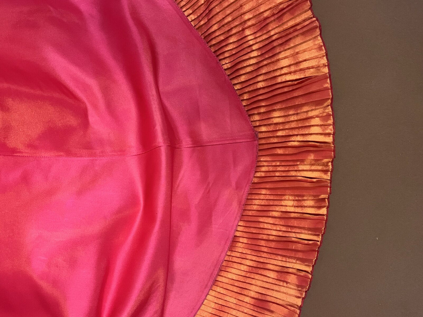 018 Fuchsia Statement Jurk met Waaierkraag