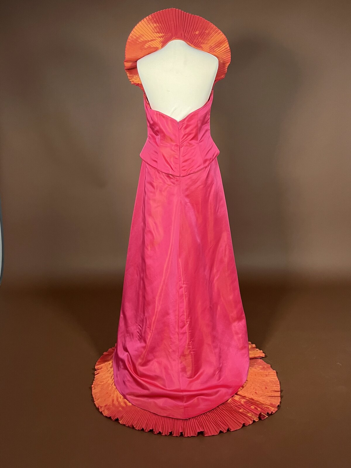 018 Fuchsia Statement Jurk met Waaierkraag