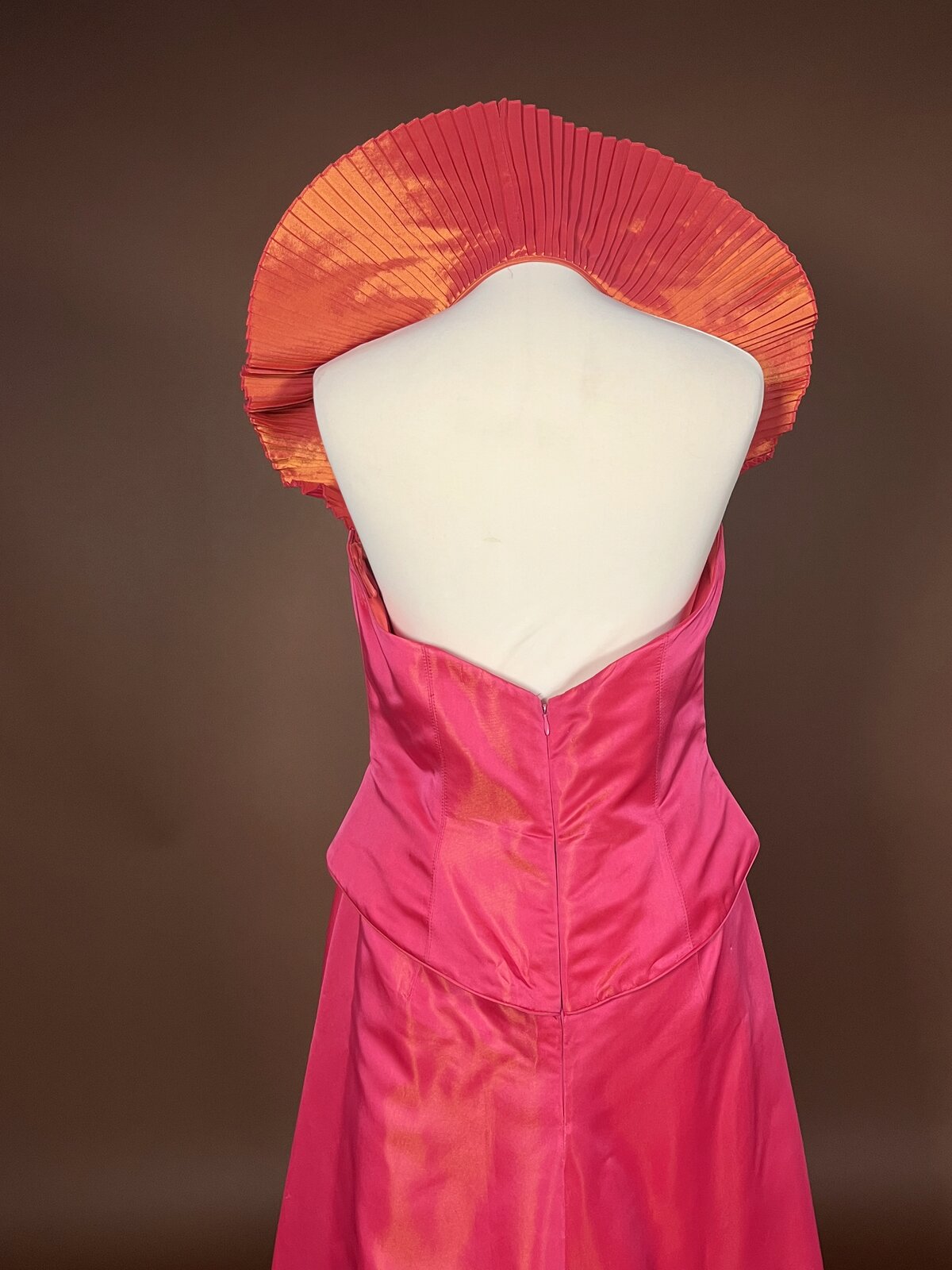 018 Fuchsia Statement Jurk met Waaierkraag