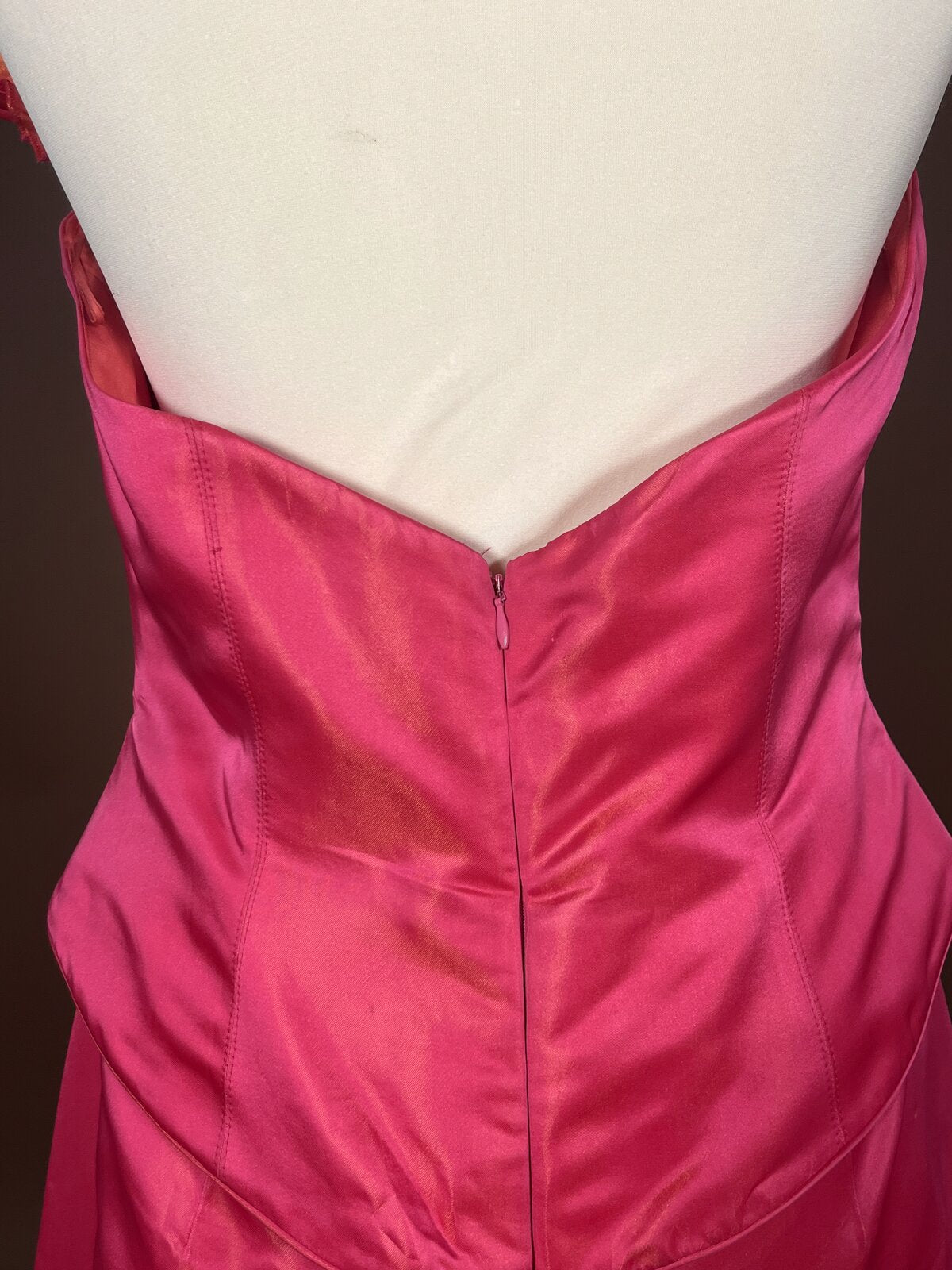 018 Fuchsia Statement Jurk met Waaierkraag
