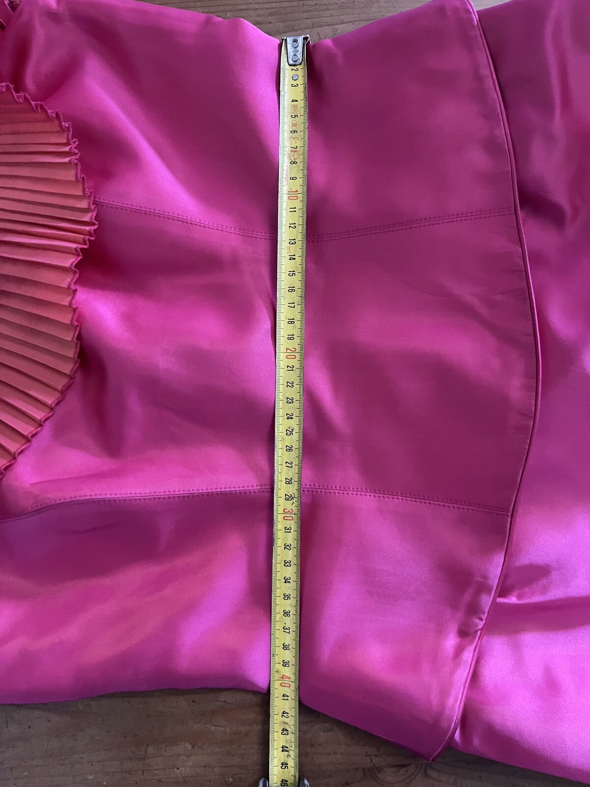 018 Fuchsia Statement Jurk met Waaierkraag