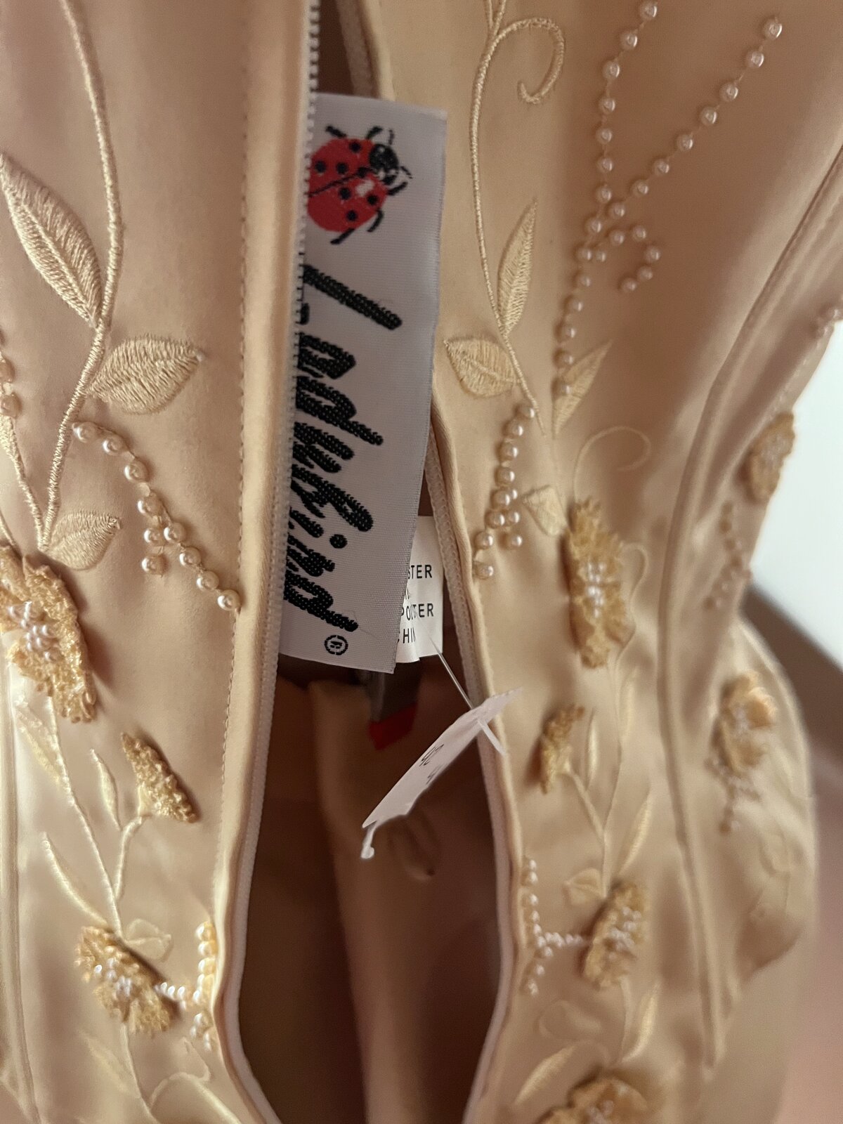 020 Champagnekleurige Jurk met Rozen en Parels