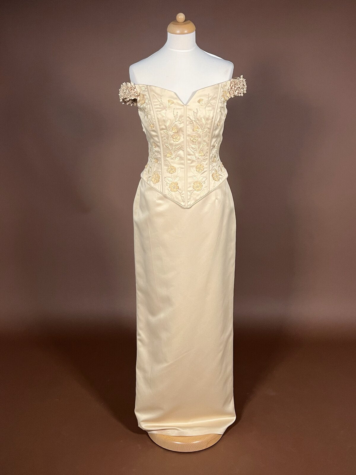 020 Champagnekleurige Jurk met Rozen en Parels