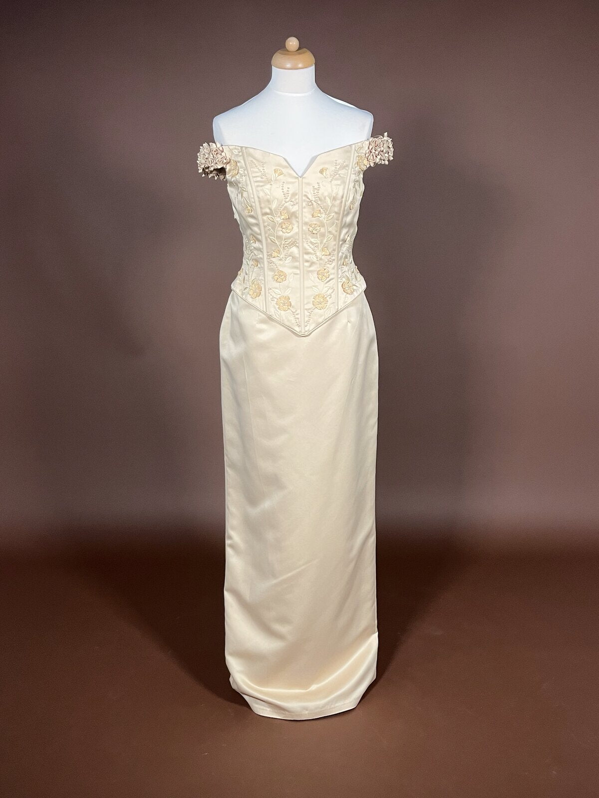 020 Champagnekleurige Jurk met Rozen en Parels