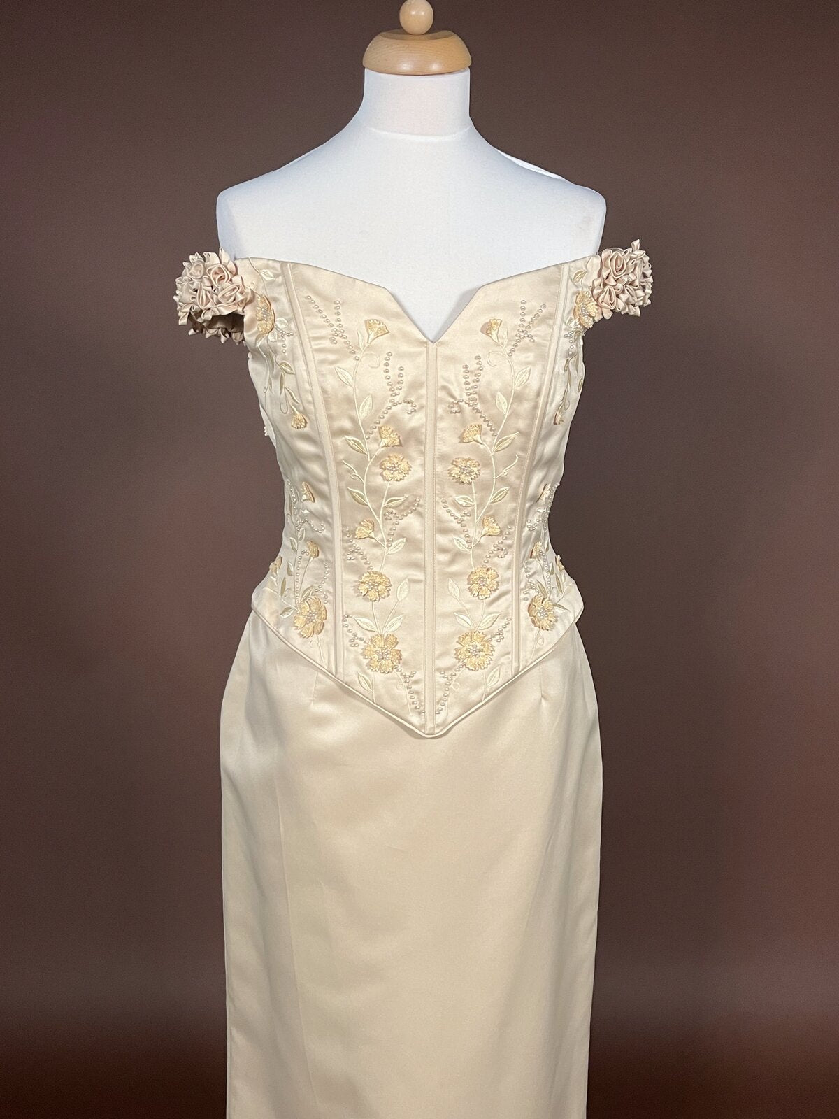 020 Champagnekleurige Jurk met Rozen en Parels