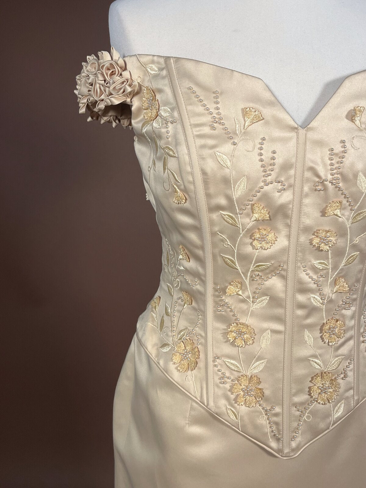 020 Champagnekleurige Jurk met Rozen en Parels