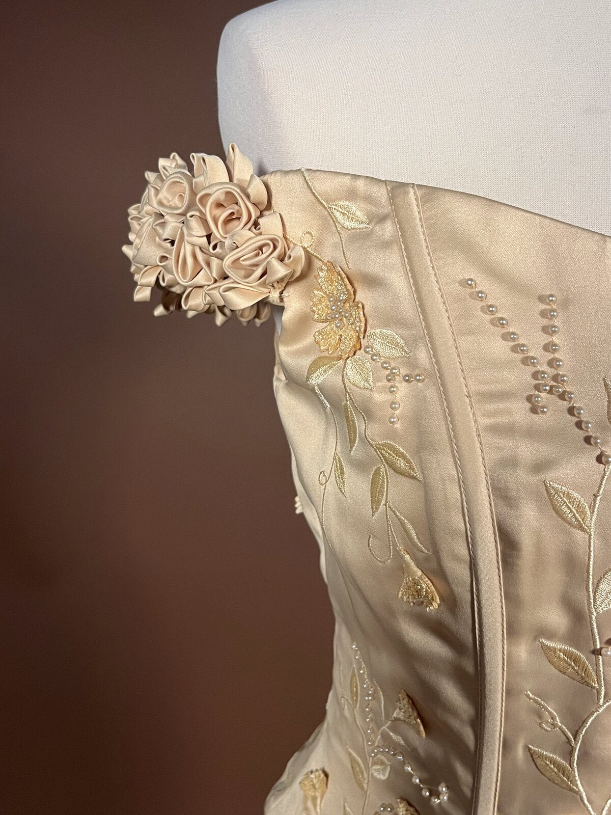 020 Champagnekleurige Jurk met Rozen en Parels