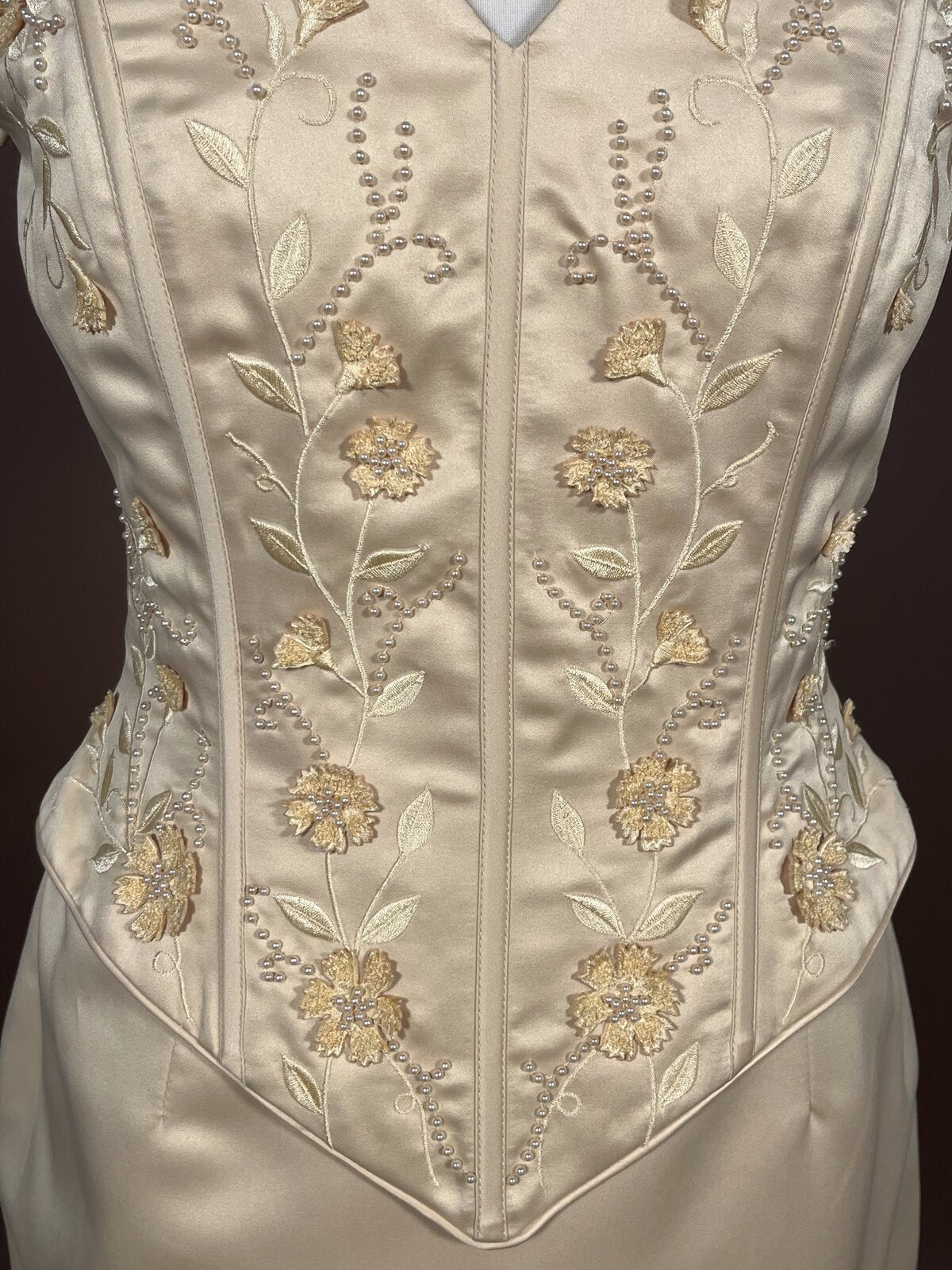 020 Champagnekleurige Jurk met Rozen en Parels