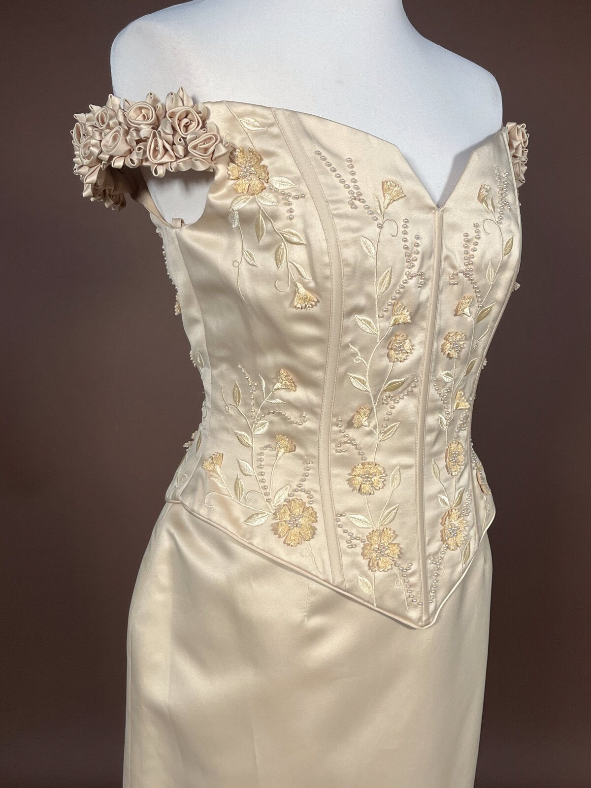 020 Champagnekleurige Jurk met Rozen en Parels