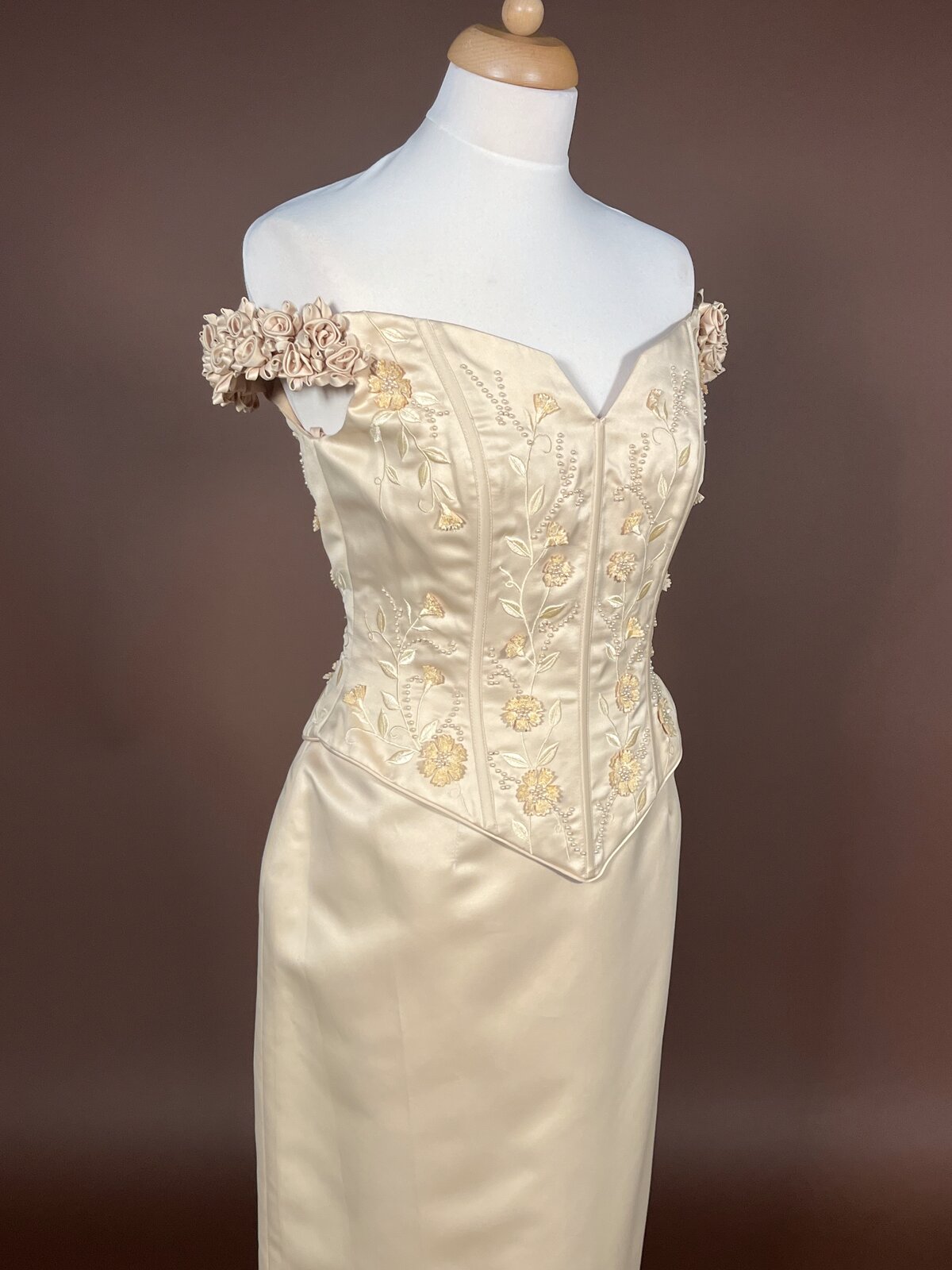 020 Champagnekleurige Jurk met Rozen en Parels
