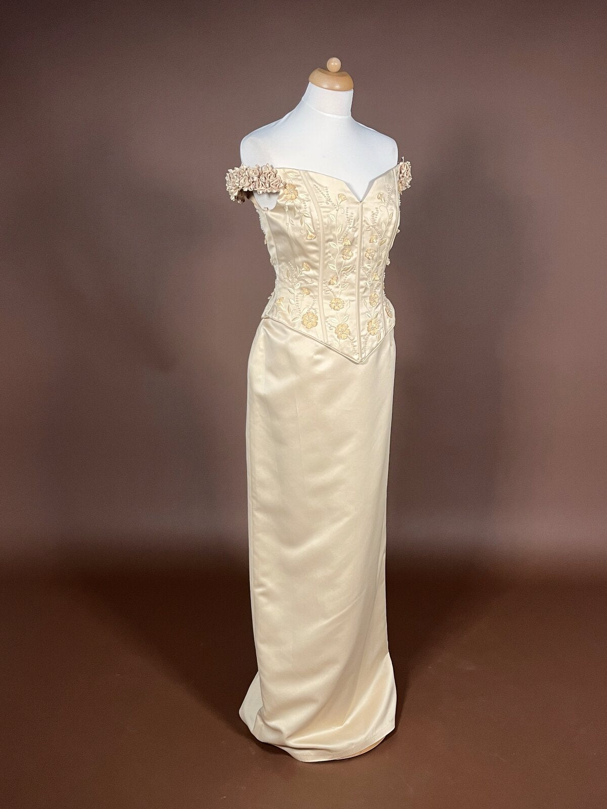 020 Champagnekleurige Jurk met Rozen en Parels