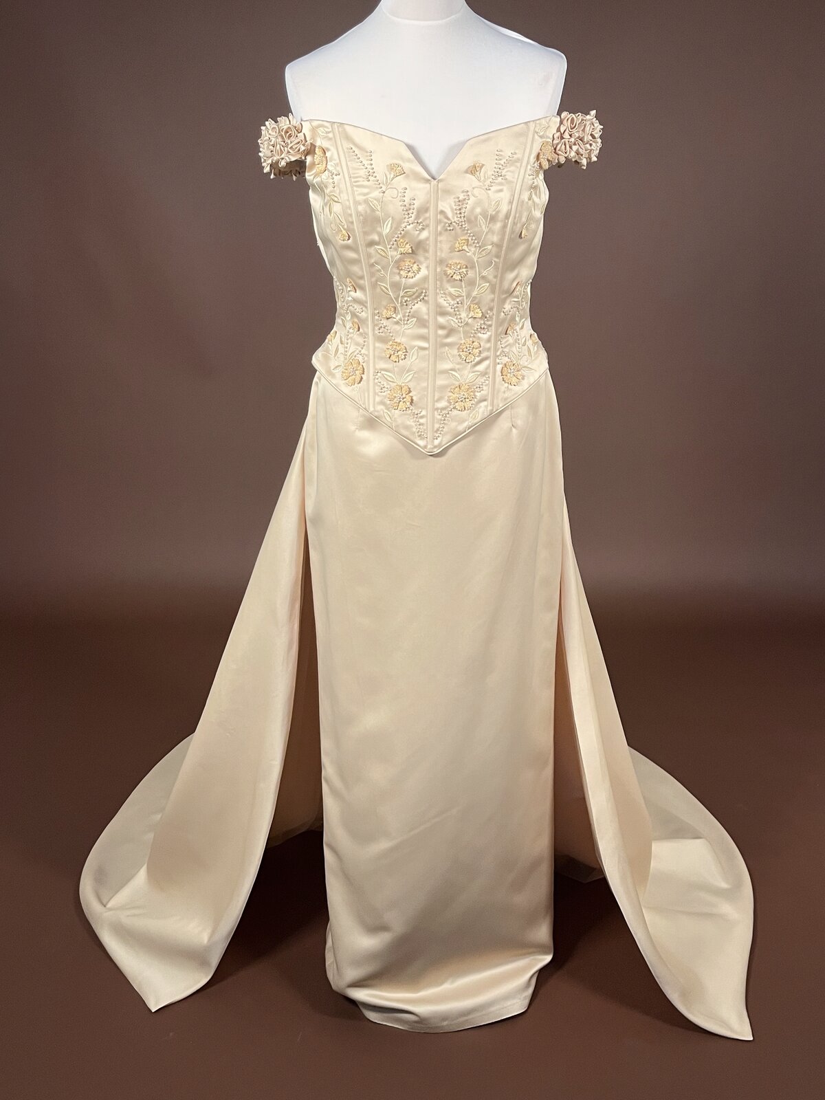 020 Champagnekleurige Jurk met Rozen en Parels
