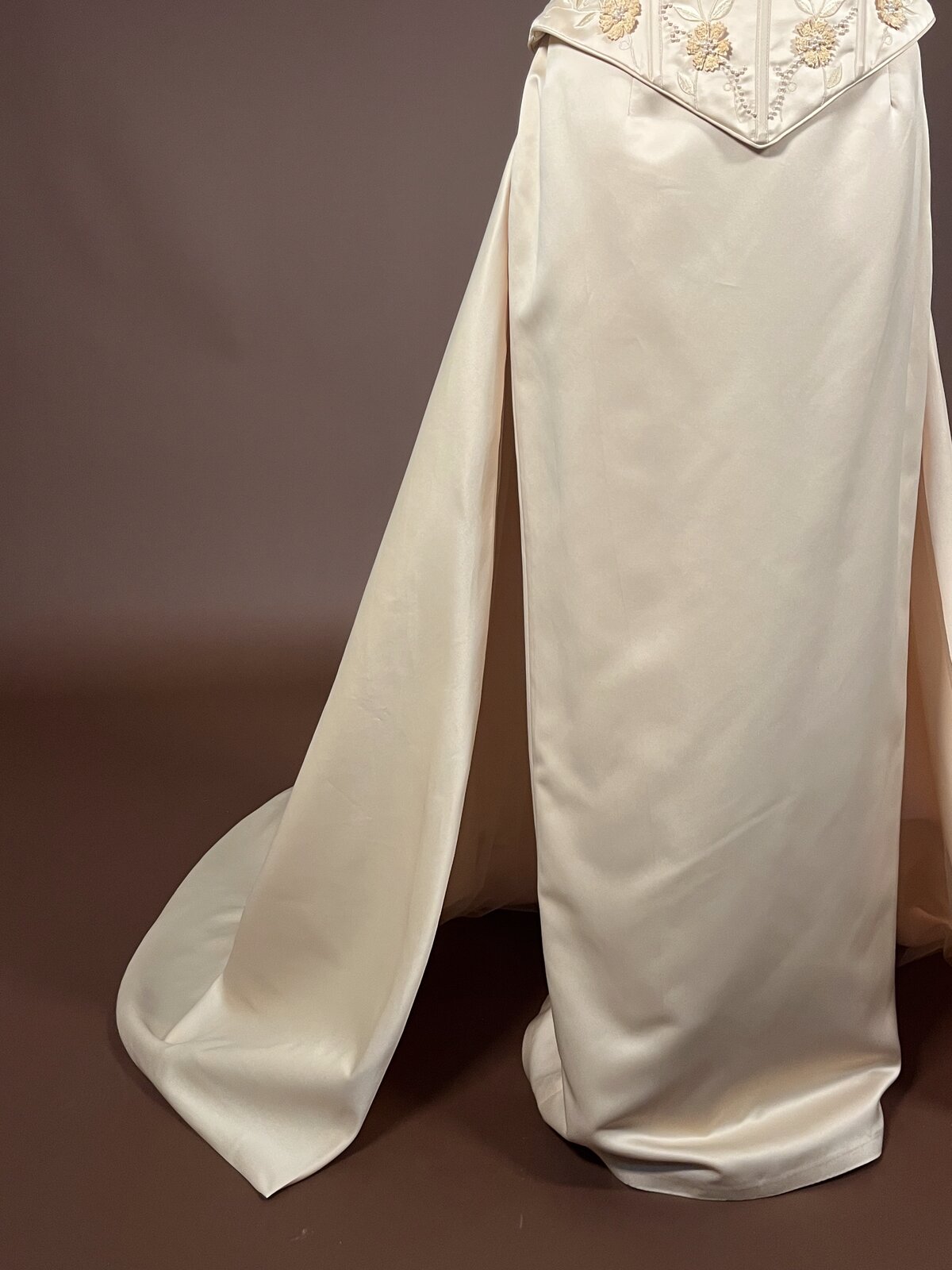 020 Champagnekleurige Jurk met Rozen en Parels