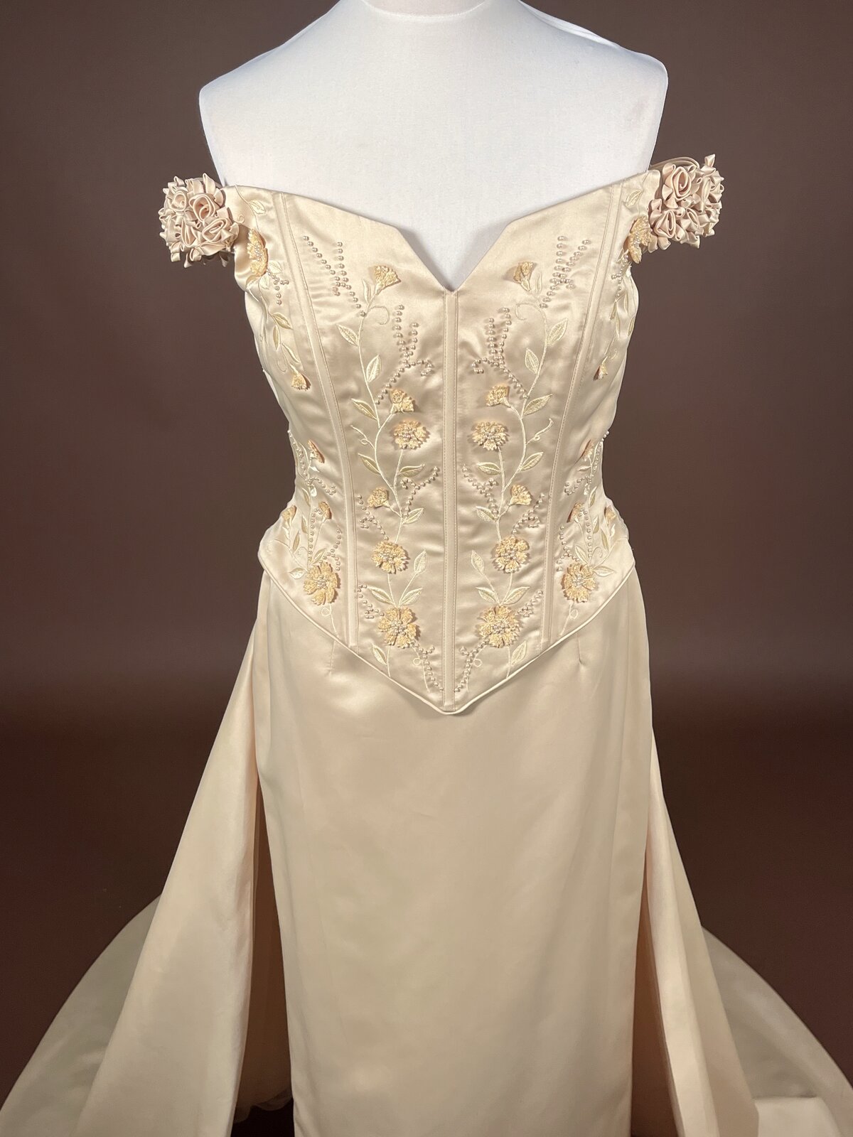 020 Champagnekleurige Jurk met Rozen en Parels