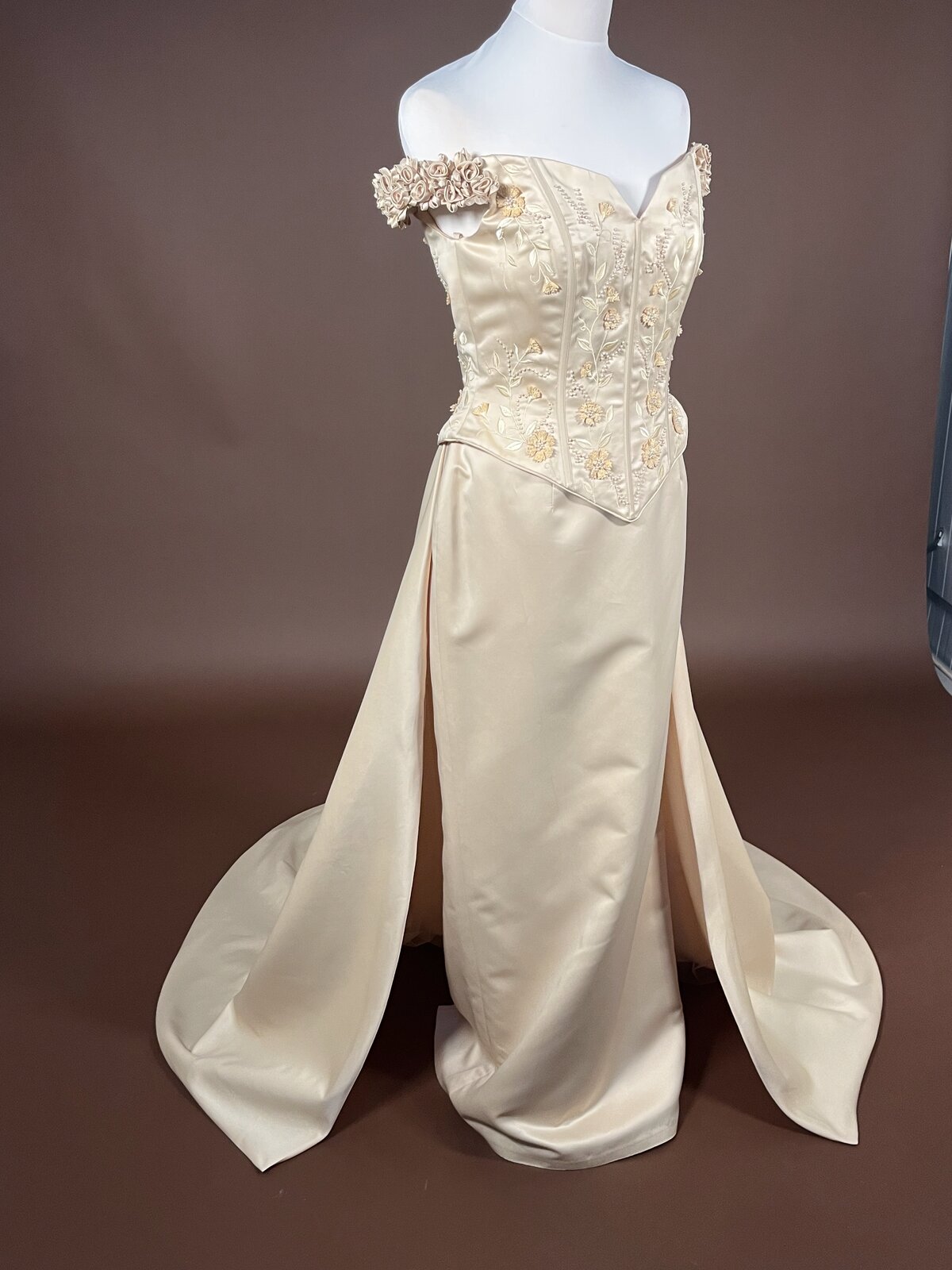 020 Champagnekleurige Jurk met Rozen en Parels