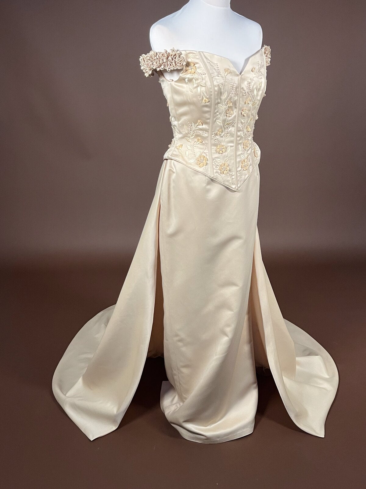 020 Champagnekleurige Jurk met Rozen en Parels