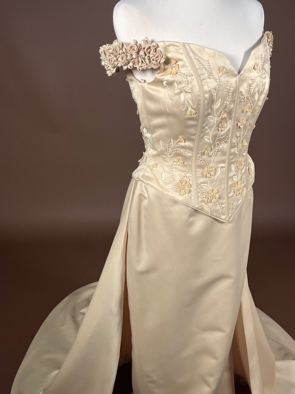 020 Champagnekleurige Jurk met Rozen en Parels