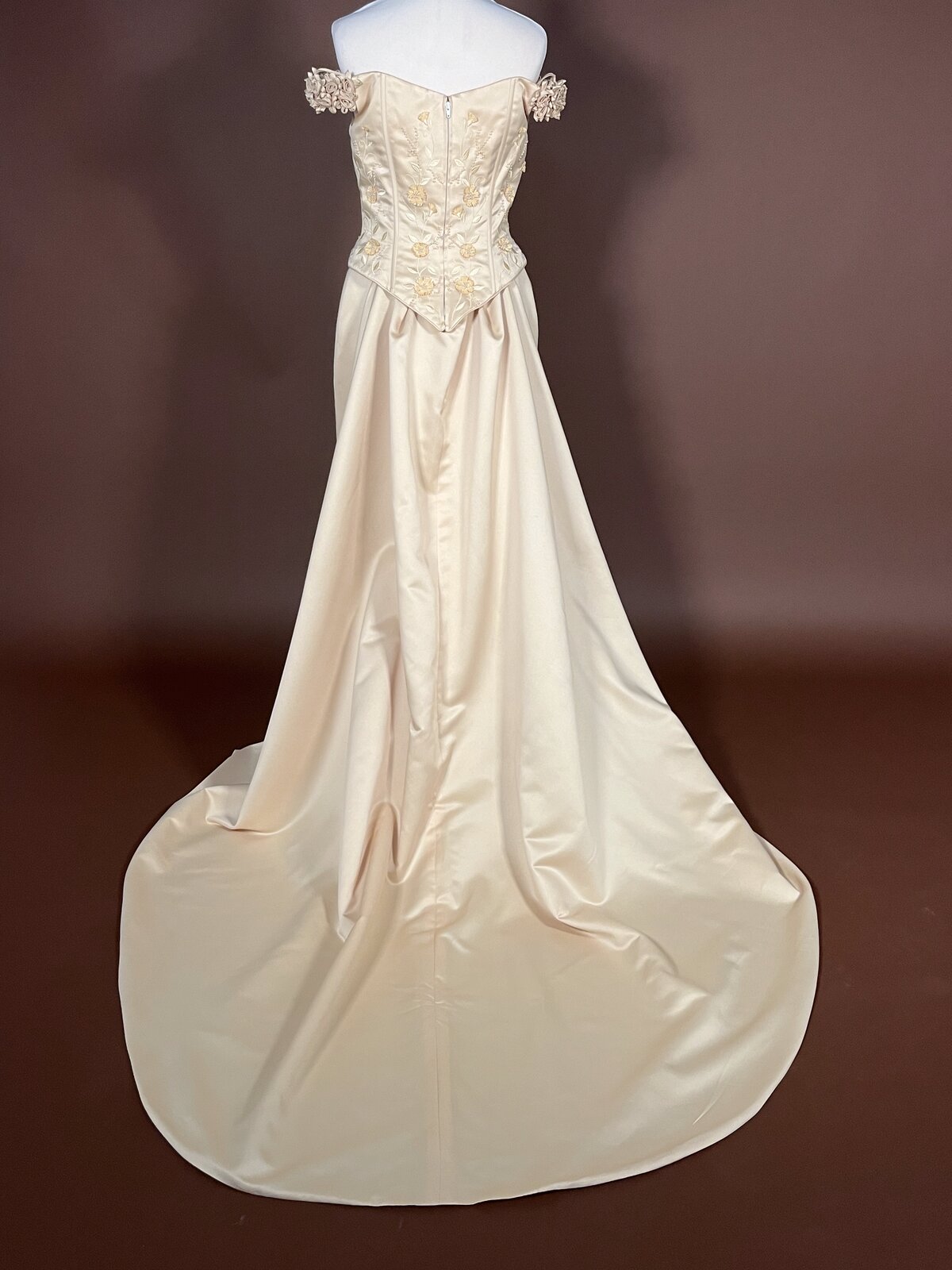 020 Champagnekleurige Jurk met Rozen en Parels