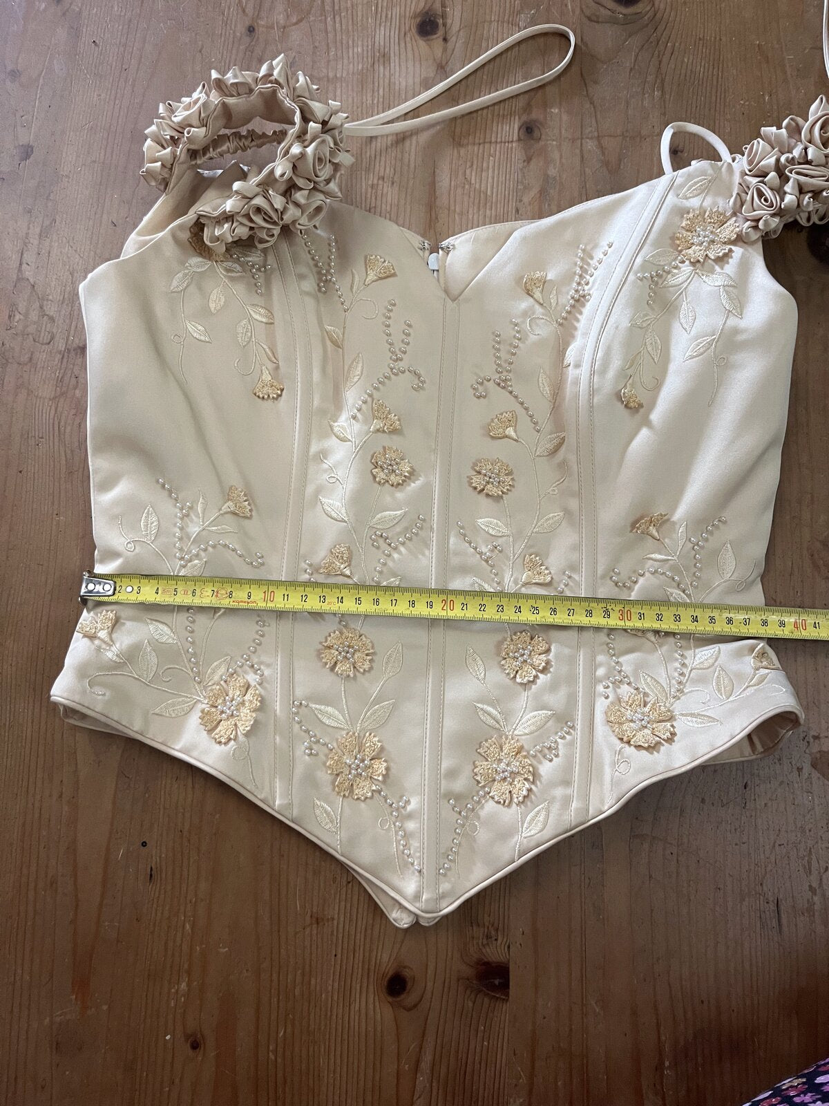 020 Champagnekleurige Jurk met Rozen en Parels