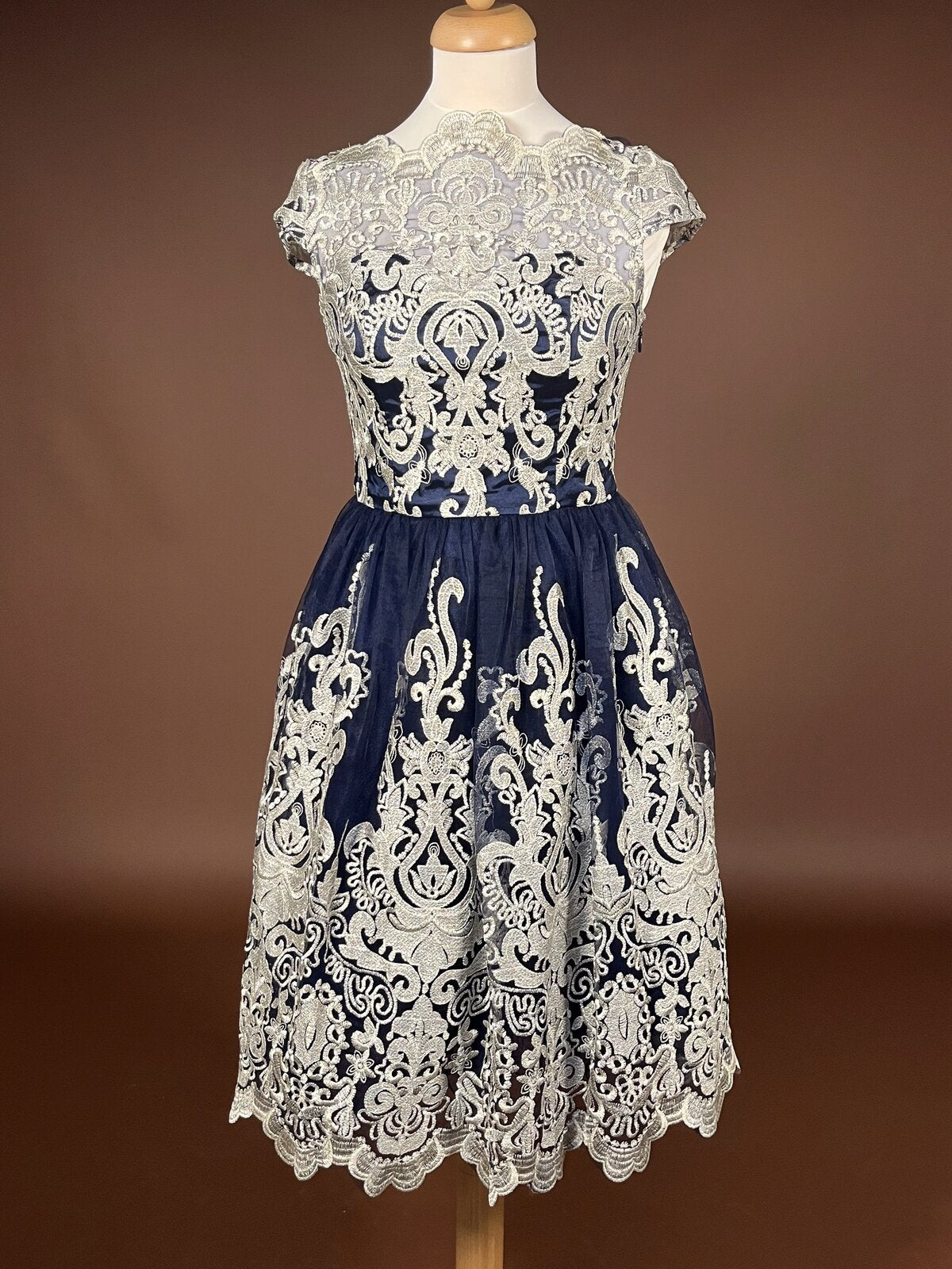 021 Marineblauwe Cocktailjurk met Goudkleurig Kant – Chi Chi London