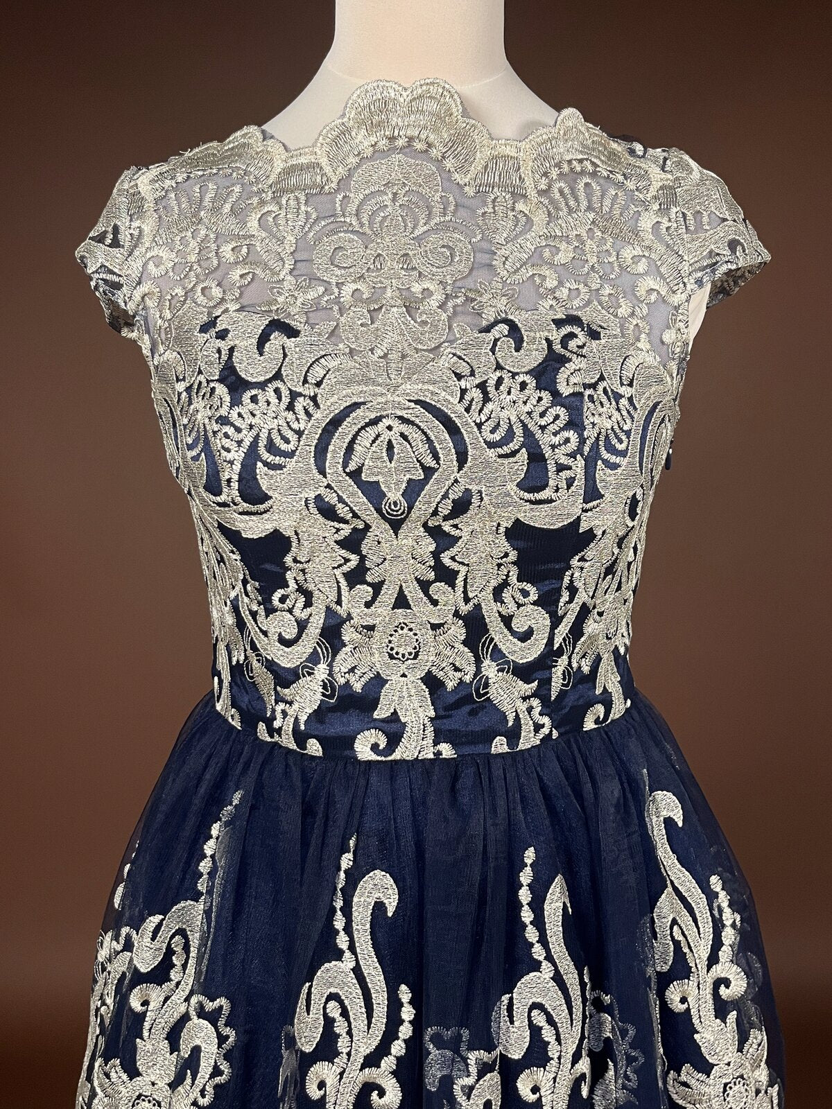 021 Marineblauwe Cocktailjurk met Goudkleurig Kant – Chi Chi London