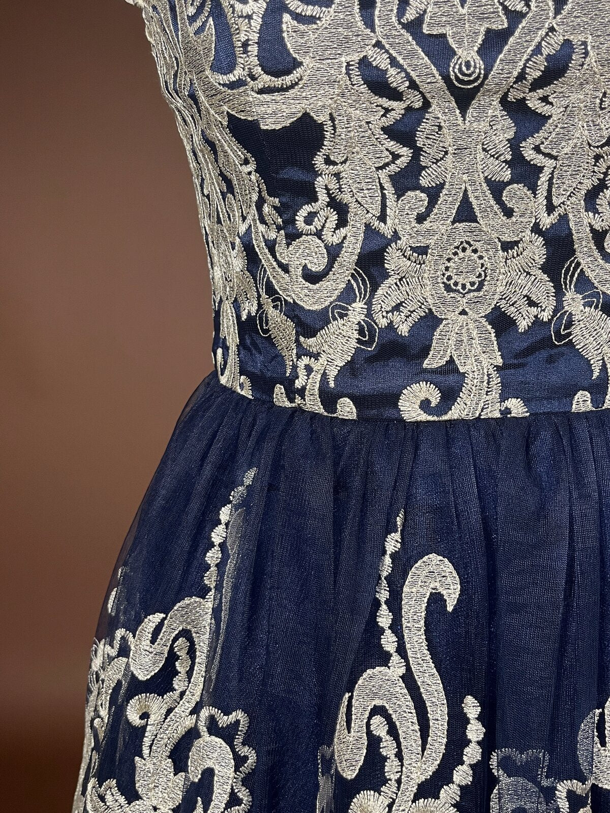 021 Marineblauwe Cocktailjurk met Goudkleurig Kant – Chi Chi London