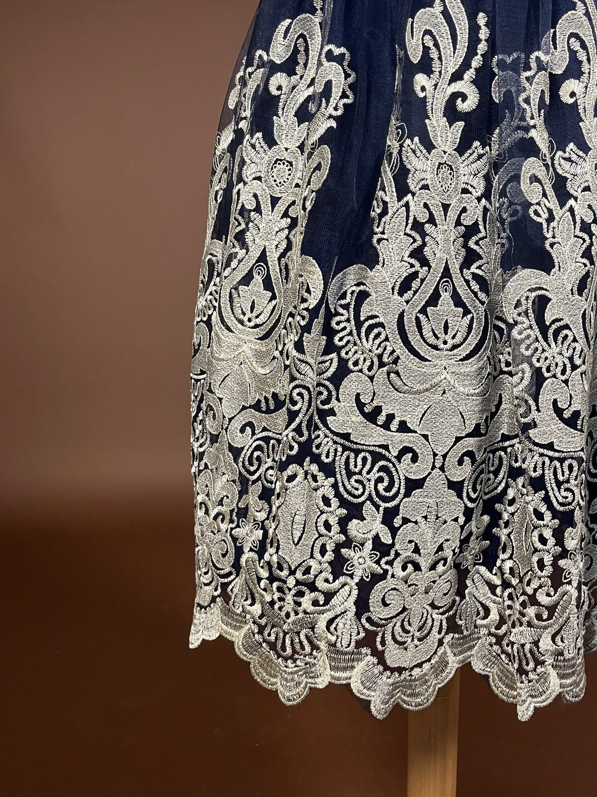 021 Marineblauwe Cocktailjurk met Goudkleurig Kant – Chi Chi London