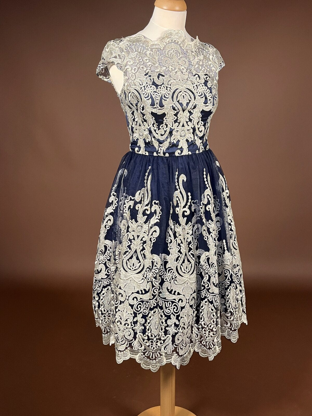 021 Marineblauwe Cocktailjurk met Goudkleurig Kant – Chi Chi London