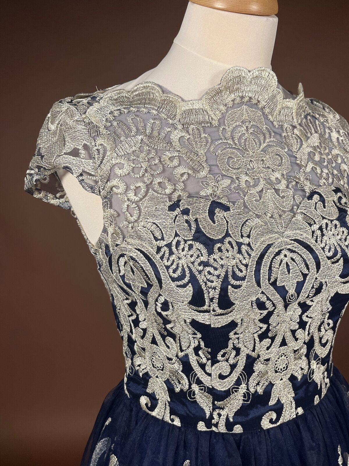021 Marineblauwe Cocktailjurk met Goudkleurig Kant – Chi Chi London