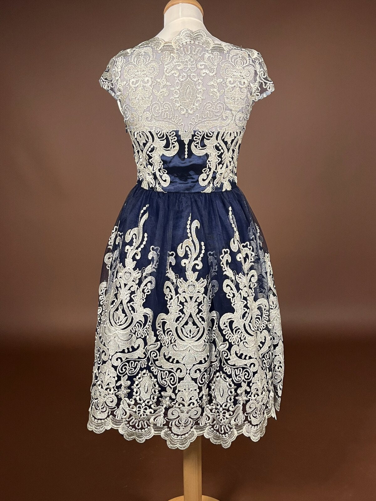 021 Marineblauwe Cocktailjurk met Goudkleurig Kant – Chi Chi London